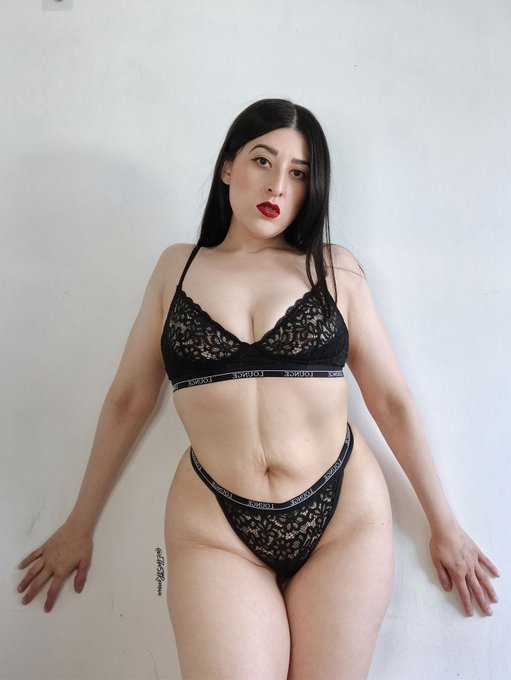 Aqu&iacute; sosteniendo la pared para que no se caiga. Aiuda. https://t.co/DzMeoKtbBc