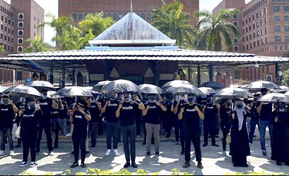 amer7211's tweet photo. Mahu turun jalan raya @SyedSaddiq @partimuda? Silakan! Tak perlu risau anda tidak akan dilayan seperti zaman @chedetofficial dulu. Anda boleh berpayung jika panas. Demo dgn aman. Tiada sapa kacau.

Mahu tarik sokongan kepada Kerajaan Perpaduan? Eh! Jangan ugut2. Berambus aje. Ramai yang tak sabar dgn berita gembira ini. Ada tak menambah. Tiada tak mengurang. Hanya Liabiliti.

Anda berprinsip? Anda boleh gantung prinsip anda kat rumah. Kena tang Saka Tua, diam seribu bahasa. Kena tang PMX, tak cukup ruang menghentam. 'RIP Anwar' di posting Twitter 2014, remember? 😁

Demo Ori                   Demo Copy Ori