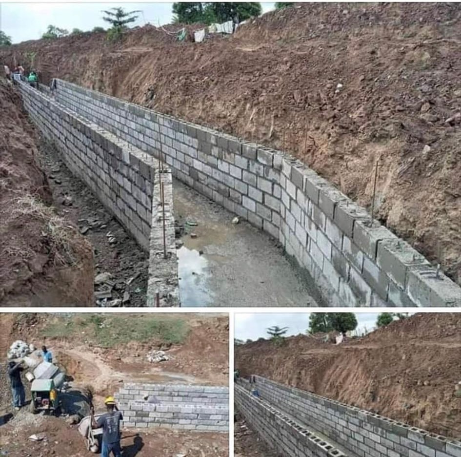tdominicanpost's tweet photo. Tension between the Dominican Republic and Haiti over the diverting of the massacre river 
in Haiti side of the border and mass killing of dominicans committed by haitian gangs has led the Dominican government to close the border.
https://t.co/nx3ot0JEw4 https://t.co/nIUR5O8ntW