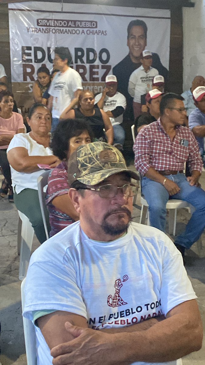 AleValdoD's tweet photo. Unidos viendo el #Vinforme #YaRujisteJaguar #ConElPuebloTodo @ramirezlalo_ https://t.co/7vvpv9R3c4