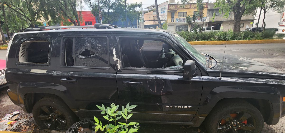 tulipwer's tweet photo. @MargaretSaldana he solicitado apoyo antes y nada, por la Fiscalia Anti Secuestro se dejan vehículos sobre Av Jardin y calles aledañas mismos que son foco de vandalismo, acumulación de basura y saturacion de las calles, retirar a la brevedad. https://t.co/EcHg3vmvgu