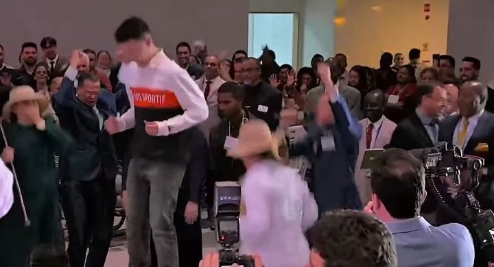 Marcileiaitz_ma's tweet photo. Estas são as evidências de que o Messias está vindo quando o homem salta de alegria por sua cura instantânea, aleluia!
#BrasiliaHealingService https://t.co/dqheviinGH