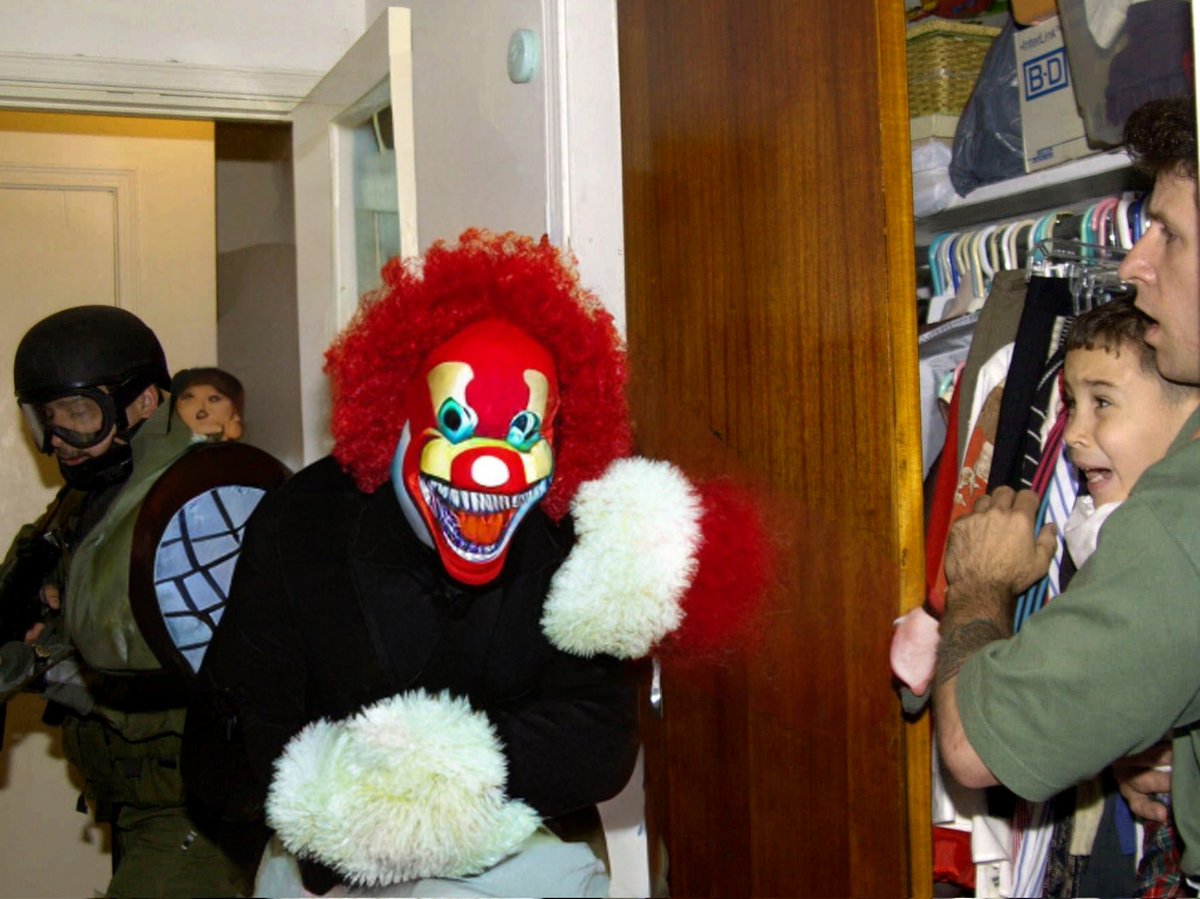 TheDerekH's tweet photo. Fun with AI! #FriendlyDinosaurClown #ElianGonzales #90sKid #funwithAI https://t.co/RJKaUYxCXy