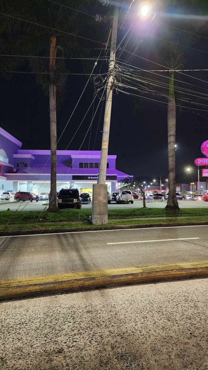 Panamá, único país donde en vez de arreglar el poste de luz torcido, le meten cemento para que no se siga doblando 🤣🤣🤣🤣🤣  en fin.....