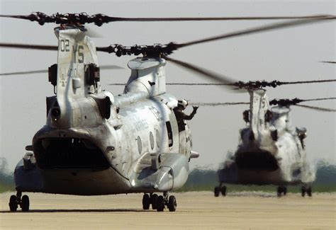 USAS_WW1's tweet image. #UFOs #avgeek #USNavy #USMC #helicopters #OTD: The Boeing Vertol CH-46 Sea Knight first flew April 22, 1958, 3 years before its CH-47 Chinook brother but was introduced 2 years after! It's smaller and slower than the Chinook. To tell them apart... 1/