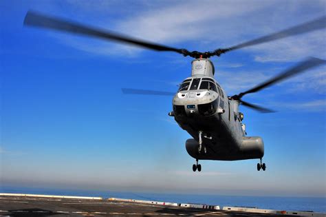 USAS_WW1's tweet image. #UFOs #avgeek #USNavy #USMC #helicopters #OTD: The Boeing Vertol CH-46 Sea Knight first flew April 22, 1958, 3 years before its CH-47 Chinook brother but was introduced 2 years after! It's smaller and slower than the Chinook. To tell them apart... 1/
