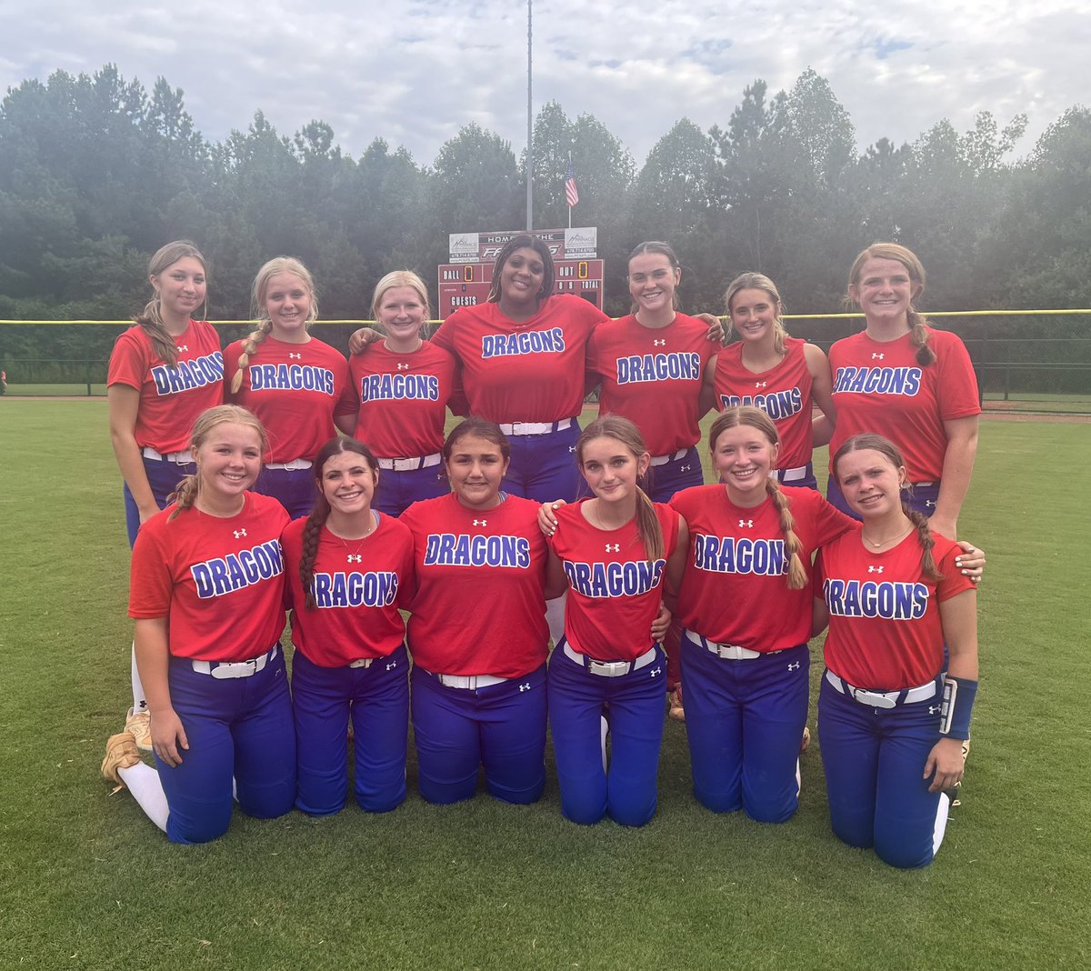 JTOWNdragonsSB's tweet photo. DRAGONS WIN!! Varsity beat a really tough Flowery Branch squad 7-3 tonight! Another 💎 in the circle by @Self2025 and a huge night for @Jenna_M_Rapp 💣! JV wins 10-2! Great night to be a JEFFERSON DRAGON! Quick turnaround &amp; HUGE game at Eastside tomorrow. Let’s go!!
#DRAGONonTOP https://t.co/VJ9q3aRpEA