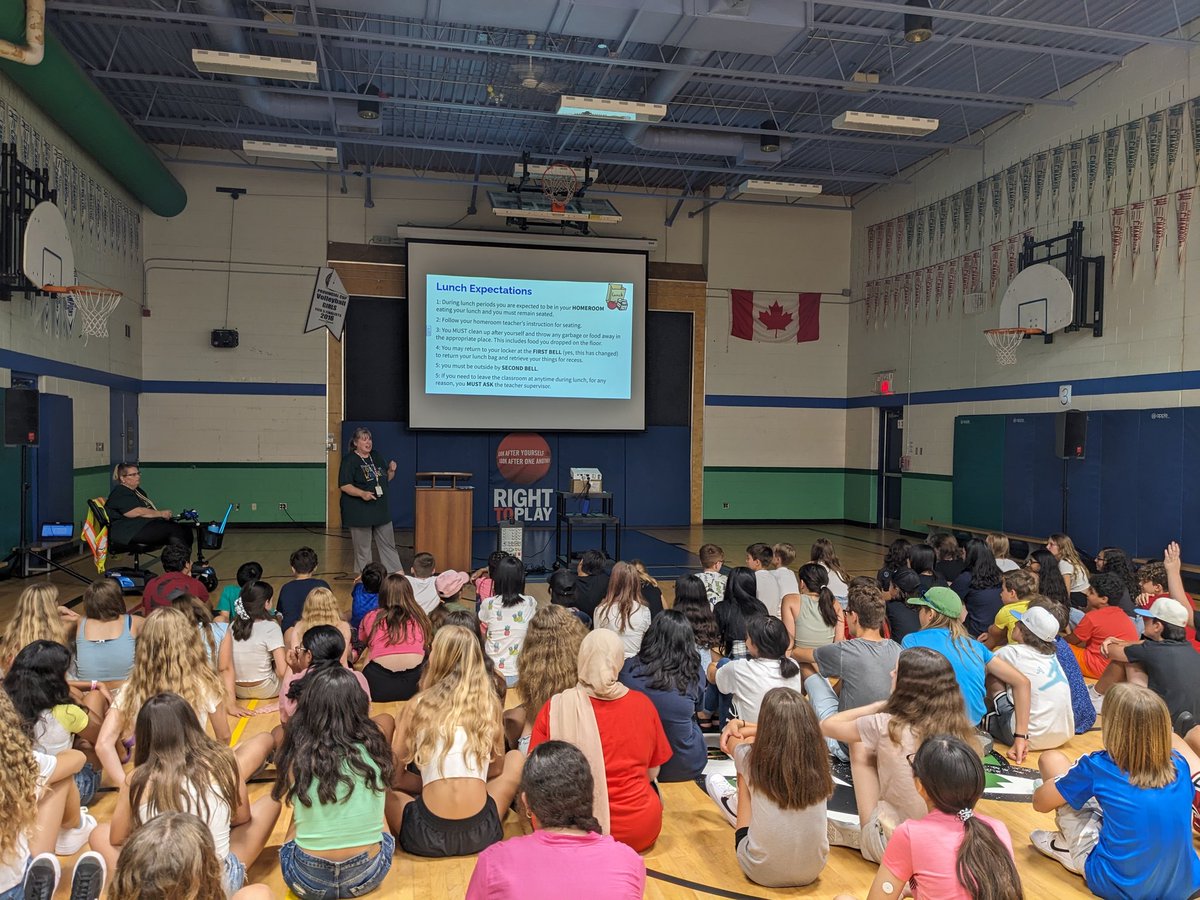 pinegroveoak's tweet photo. We were so excited to welcome back our returning students and meet our newest students on the #HDSBFirstDay of school for 2023! Ready to learn, grow & inspire! https://t.co/qFFqICYaby