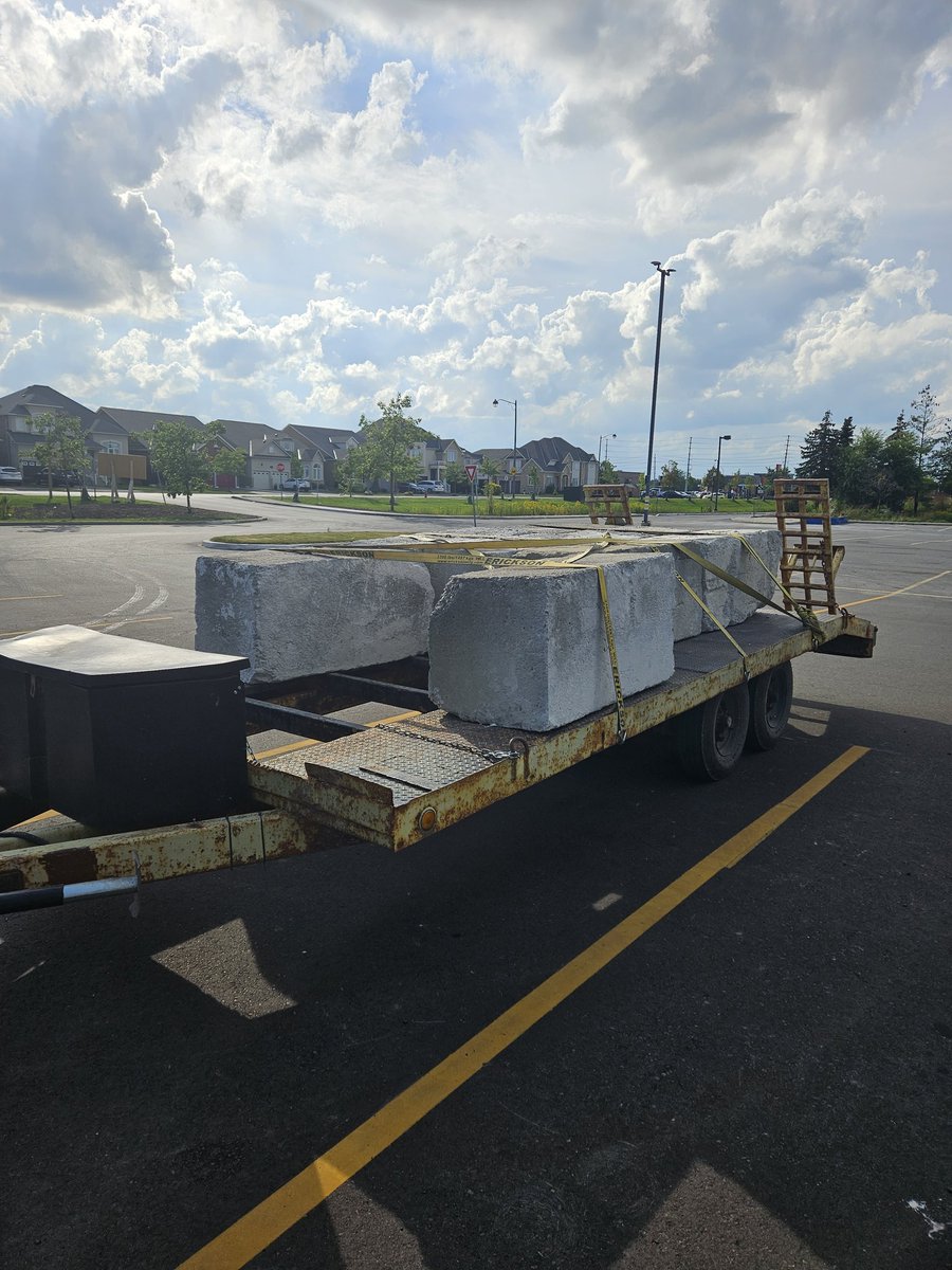 HRPSCMV's tweet image. A sharp eyed @HRPSMiltHH  traffic officer saw this disaster rolling through a school zone today #Safestart . The trailer weighed 9500kg &amp;amp; had NO BRAKES. The driver only had a G class licence, the blocks were insecure, safety chains damaged. Plates removed &amp;amp; OOS @HaltonPolice ^MD