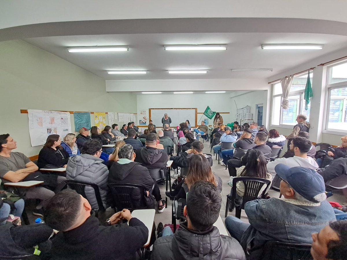 Hoy ASAMBLEA con l@s compas de <a href="/SenasaAR/">Senasa Argentina</a> organizados en <a href="/AteEzeizaee/">ATE- Ezeiza-EE-SV</a> con la conducción de <a href="/JorgeRavetti1/">Jorge Ravetti</a> 
No vamos a permitir ni un despido en #SENASA ni en ningún sector del Estado Nacional, Provincial ni municipal.

Comunicado completo 👇 
facebook.com/10001021836491…