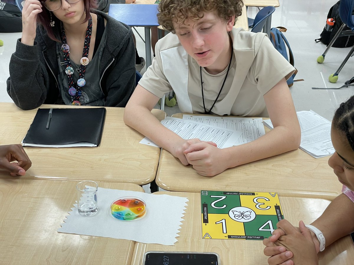 DHowsmon's tweet image. Advanced Bio Ss exploring diffusion. #explorebeforeexplain #ALLstudentsAREscienrists @HumbleISD_AHS @Humble_2ndSci @HumbleISD_ADV @DrSashaBlake @mslagleAHS @ElissaGriffin3