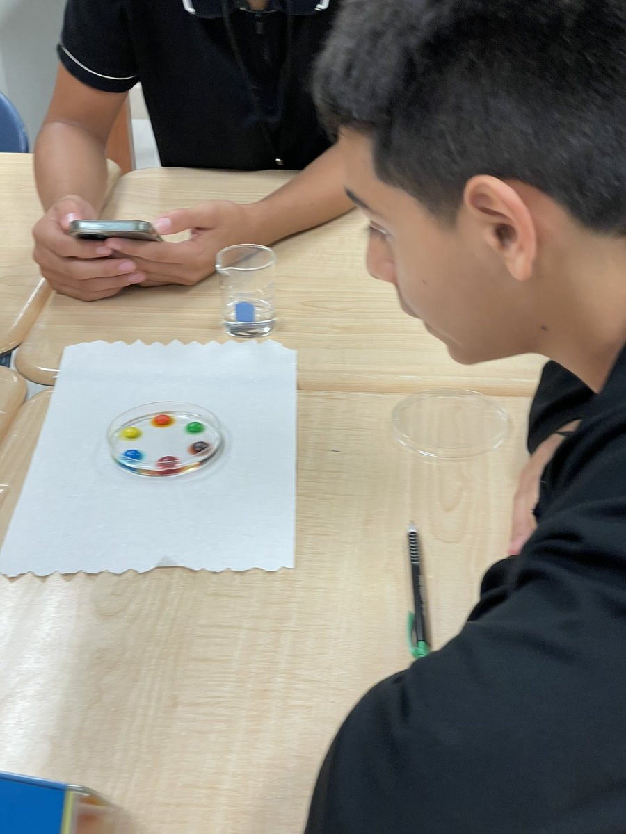 DHowsmon's tweet image. Advanced Bio Ss exploring diffusion. #explorebeforeexplain #ALLstudentsAREscienrists @HumbleISD_AHS @Humble_2ndSci @HumbleISD_ADV @DrSashaBlake @mslagleAHS @ElissaGriffin3