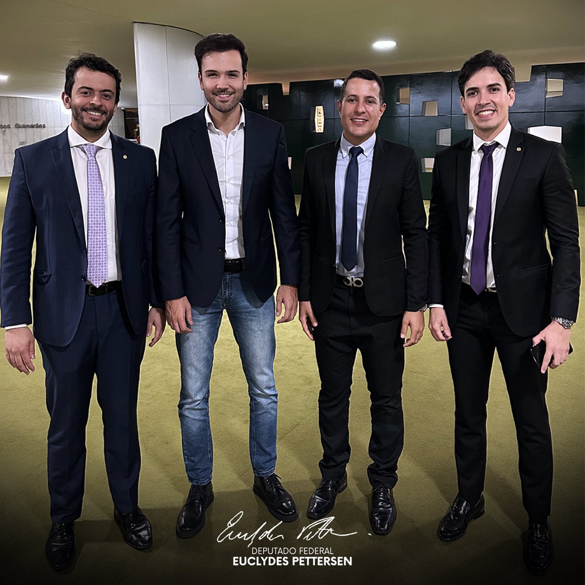 No registro desta quarta-feira, estou ao lado dos meus grandes amigos e lideranças do nosso estado.

Nosso objetivo é comum: buscar o melhor para Minas Gerais.

Aproveito para desejar a todos vocês um ótimo feriado.

Seguimos juntos!🤝🇧🇷🔺