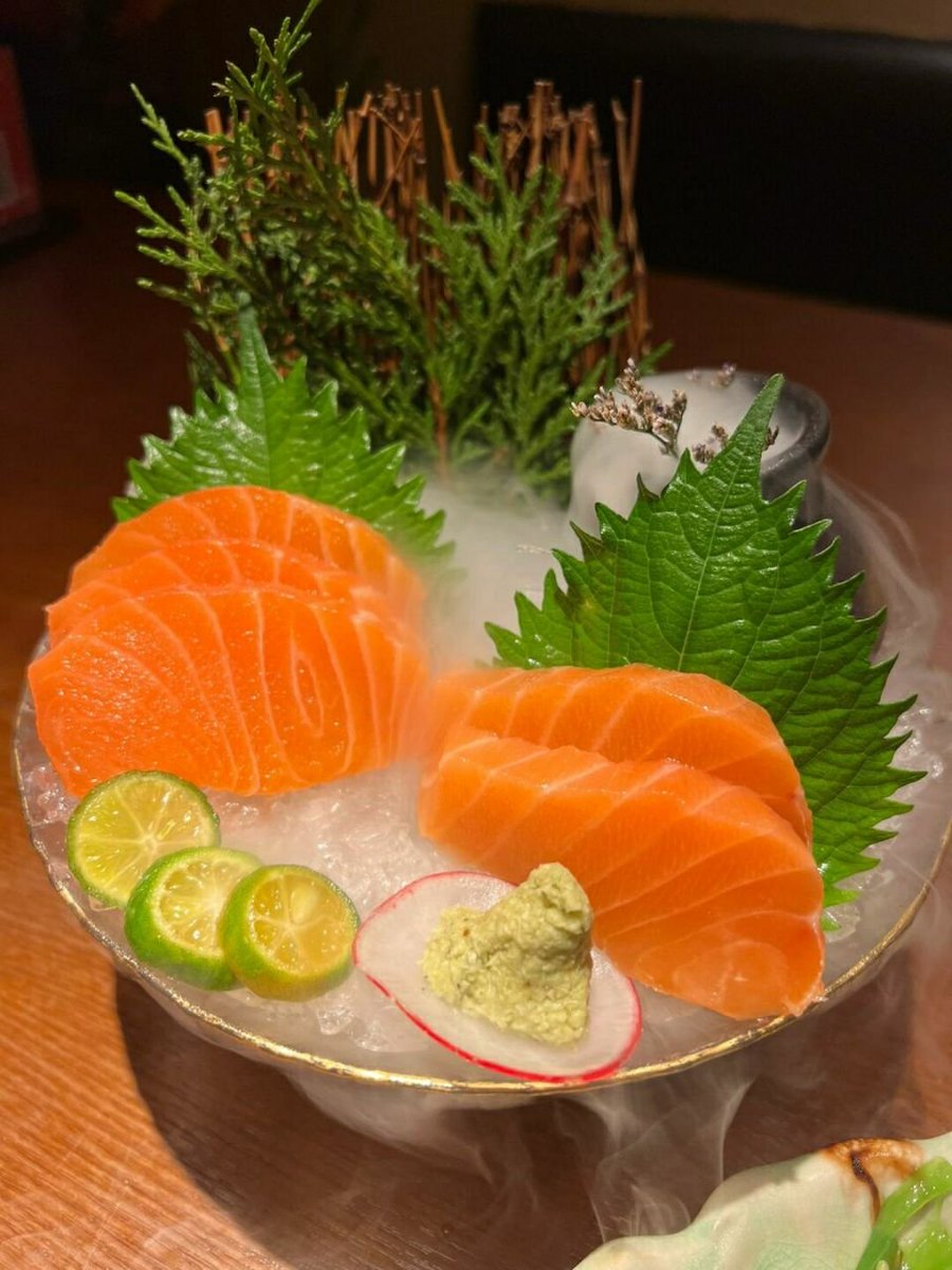 I go to eat Japanese food alone every week. At first, I went with my friends. Gradually, my friends got tired of eating, and I continued to eat.😂