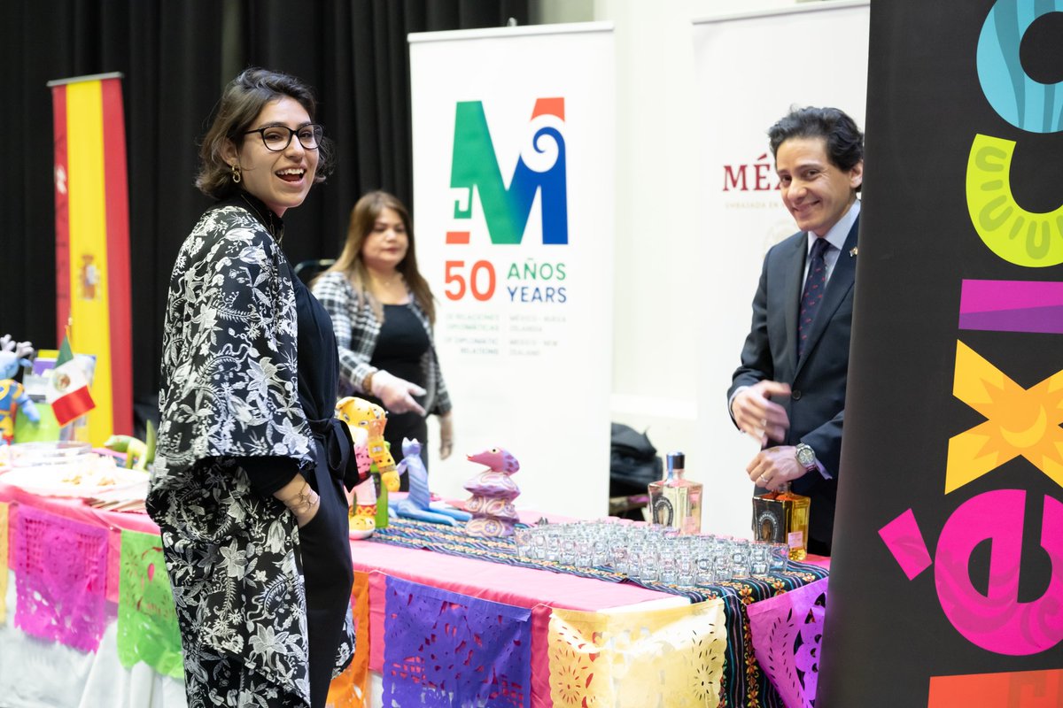 PerezBravoA's tweet photo. Fue muy grato saludar y recibir en el stand de México a la alcalde de la ciudad de Wellington, Tory Whanau, durante la inauguración del Festival de Cine de América Latina y España en Nueva Zelandia #LASFF https://t.co/HZvLoGGOJT