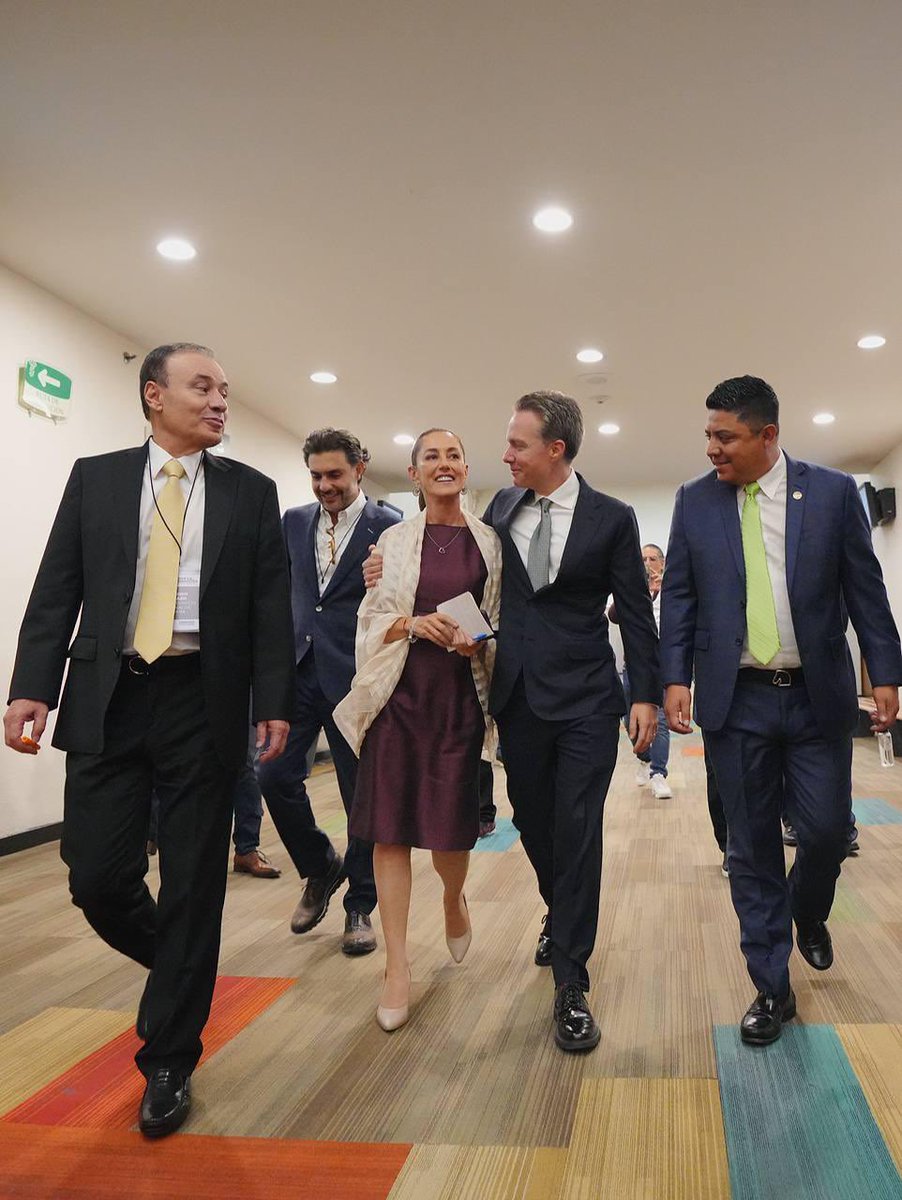 ImpudorPolitico's tweet photo. Alguien duda de que hubo y hay #DedazoPresidencial? 🤔

Muchas felicidades Marcelo Ebrard, solo tú creías que en la #4taTransformación había democracia 🥺

Nmms #EsClaudia, siempre fue Claudia Sheinbaum 🙄

Lamentable 👇 https://t.co/EVrQIFQkZx