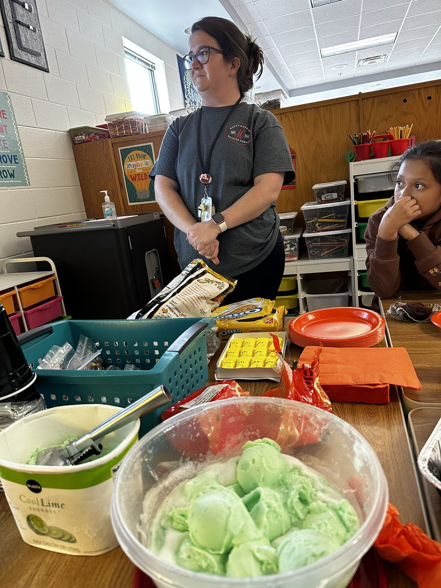 cbellHasty5th's tweet photo. We had a wonderful time kicking off our Reading Bowl Club today with a fun book tasting!  We are so excited about these books! @MRegan0123 @Beth_Coryell @JanetMarotte777 @Hasty_Huskies https://t.co/iGceVR05xL