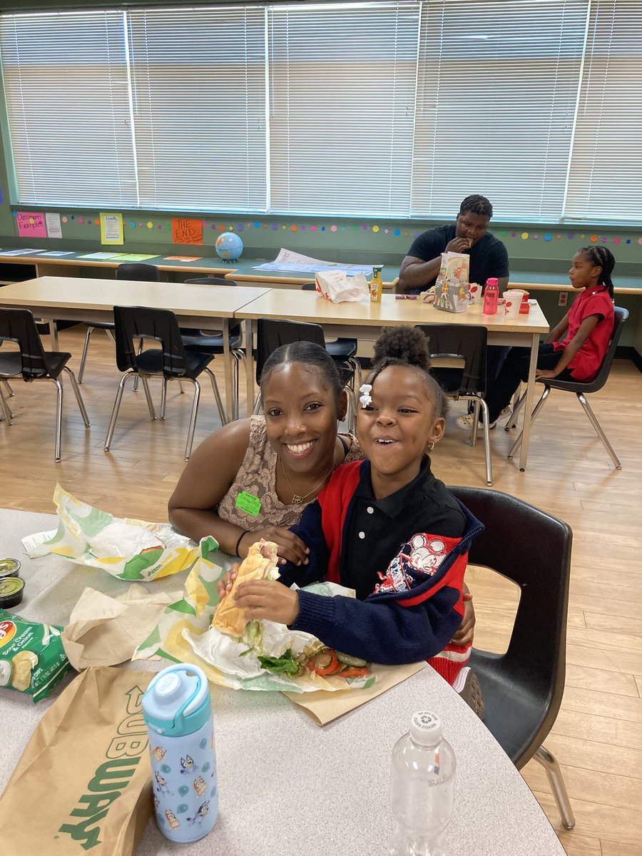 TMEBulldogsRISD's tweet photo. What amazing day at TME! Parent lunches and law enforcement reading to the kindergarteners. @LynetteSnyder18 @JeraldWilson21 https://t.co/vfeJvuSjx2
