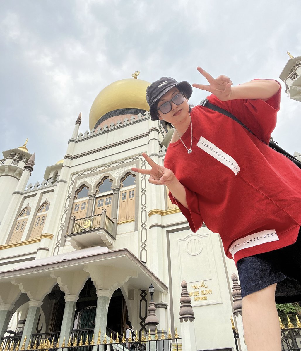 hashiyuuki's tweet photo. 【シンガポール2日目】
リトルインディア・サルタンモスク
村井と配信でインド神話の話した後だからこれでもかてくらいの数の神をみて大興奮。笑　カレー頼むといろんな種類のカレーついてくるけど、7割くらい辛すぎて舌が痺れる。でも美味しい。ラッシーがオアシス。映えスポットいっぱいでした！ https://t.co/lRBkYMmJUB