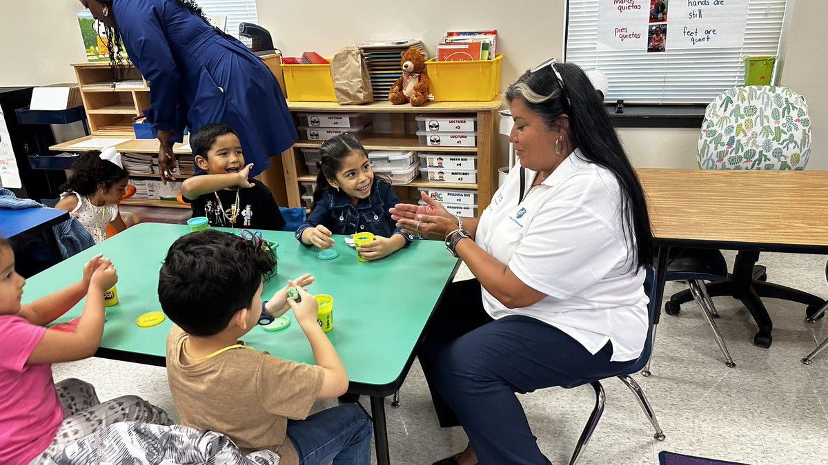 .@AFTunion visiting @Hinojosa_AISD EC/PK & Head Start a Dual Language School. Talking about our #RealSolutionsForKids #BacktoSchool2023 campaign #CommunitySchools #ReadingOpensTheWorld