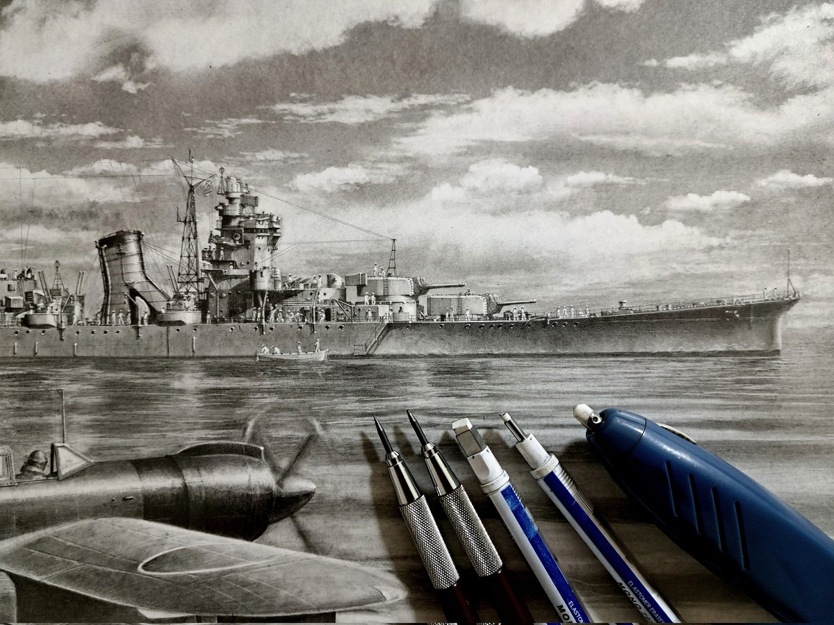 【制作中】#鉛筆画「軽巡洋艦 大淀 & 紫雲11型（仮）」の塗り作業中。長らくかかってしまいましたが、ようやく完成が見えて来ました。艦の塗りはほぼ完了。全体の見直しをやって、間もなく完成となります！
#鉛筆艦船画 #菅野泰紀 #pencildrawing #pencildrawings  #軽巡洋艦大淀 #大淀 #紫雲