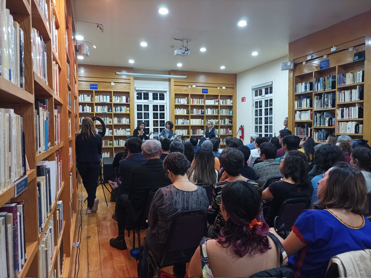 siul_miranda's tweet photo. Esta noche en la Casa de Francia @ifal_mx, escuchando a Muriel Barbery. https://t.co/rUjHKIC7G0