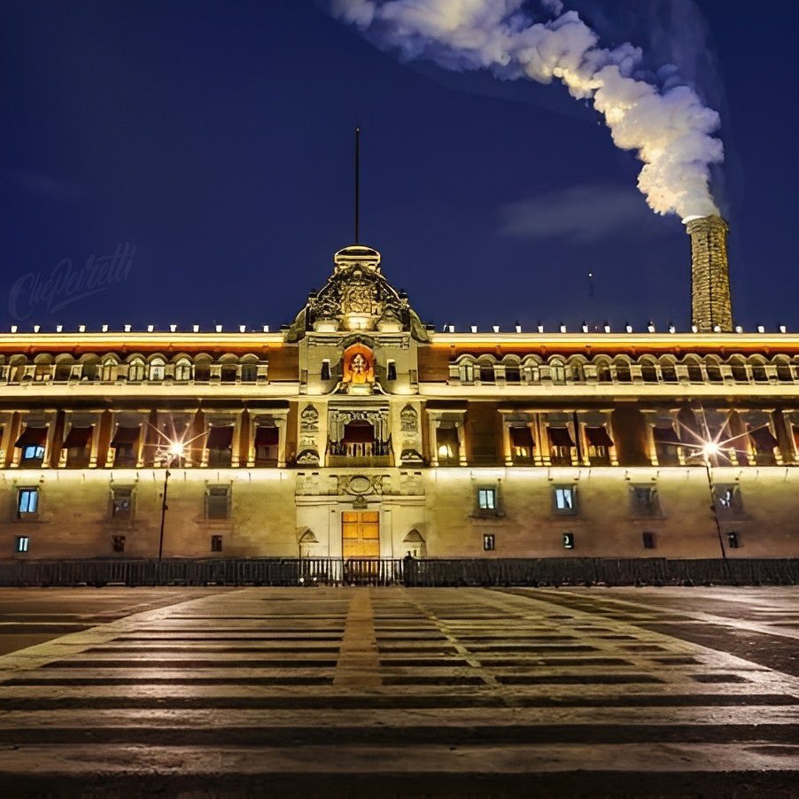 ChePeiretti's tweet photo. El humo blanco en Palacio Nacional anuncia a la sucesora al trono de la República Bolivariana Obradorista Mexicana. Proceso fue llevado con toda legitimidad y con la bendición de nuestro líder supremo, que ahora habitará en el cuerpo de la Dra. Sheinbaum… #DedazoPresidencial https://t.co/CRsRYTZVPK