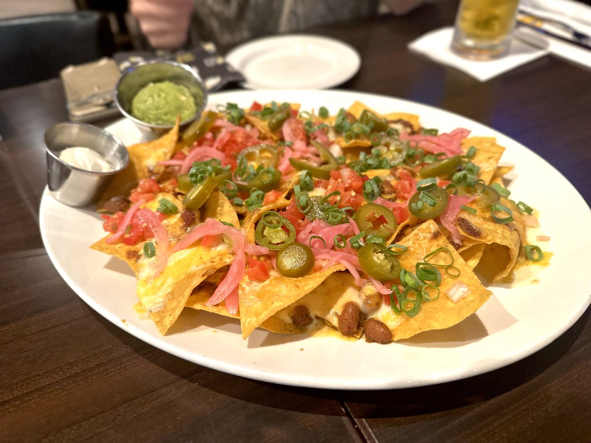 きのう超久しぶりにハードロックカッフェぇで飲み食いした。ナチョスのチーズの量少ないっつーの。かさ増し的に桜大根みたいの乗ってたし。
でもビールピッチャーでガブガブ進んでもうた  ライブ前なのに
#hardrockcafetokyo