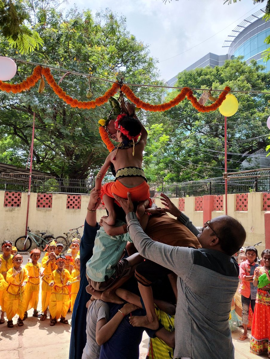 NorbertDsouza19's tweet photo. #Gokulashtami2023 at #HolyCrossHighSchool, Marathi medium . The school hosted a Japanese company representative to witness the children's cultural event . https://t.co/8TO6LhbWjz