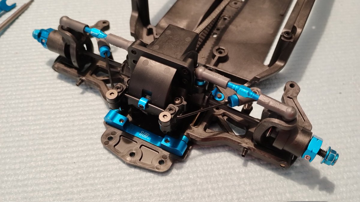 noriponRC's tweet image. 「もういらないから」と譲ってもらった少走行のTA07を検品しつつ袋詰めに💦

パーツの付け間違いが多かったり各所の動きが渋かったりととても悲しい状態で、ちゃんとメンテしてあげてたらまだまだ楽しく走っただろうなぁ... と😅

ちゃんと役立てるつもりだから、もうちょっと待っててね✨