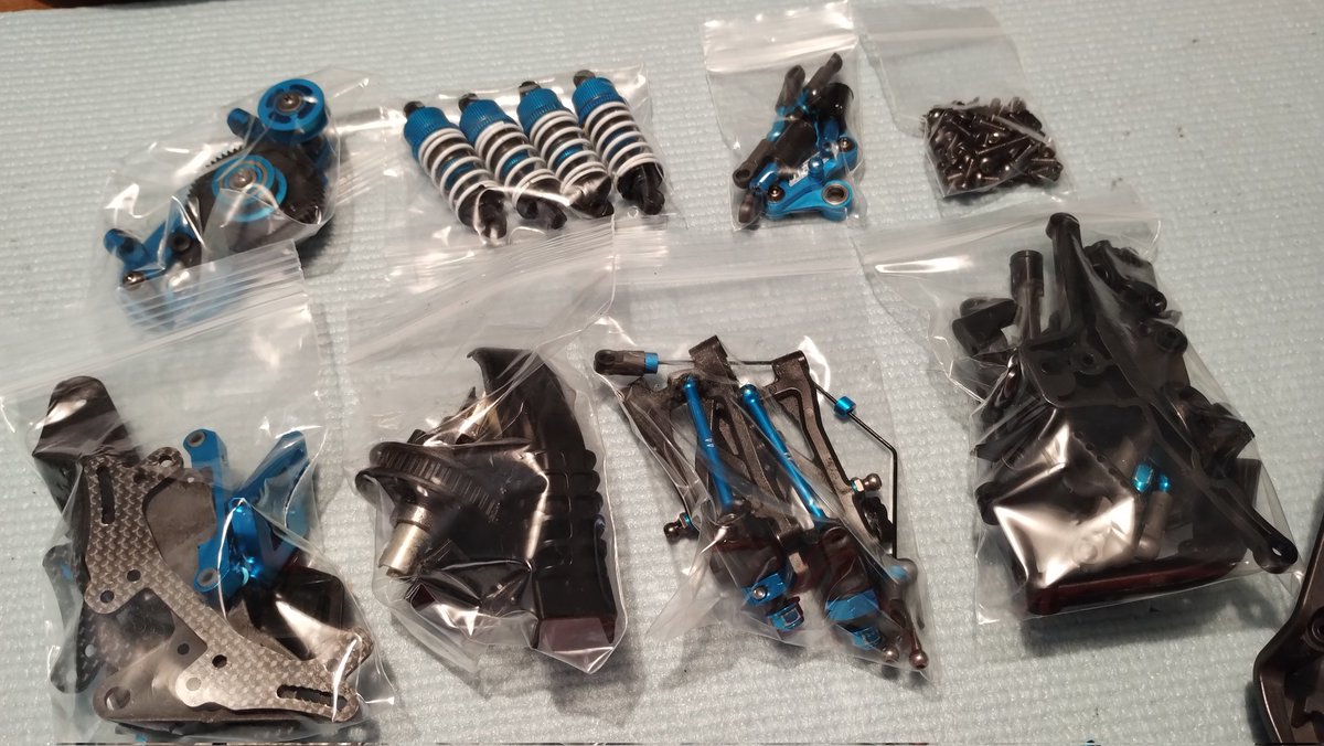 noriponRC's tweet image. 「もういらないから」と譲ってもらった少走行のTA07を検品しつつ袋詰めに💦

パーツの付け間違いが多かったり各所の動きが渋かったりととても悲しい状態で、ちゃんとメンテしてあげてたらまだまだ楽しく走っただろうなぁ... と😅

ちゃんと役立てるつもりだから、もうちょっと待っててね✨