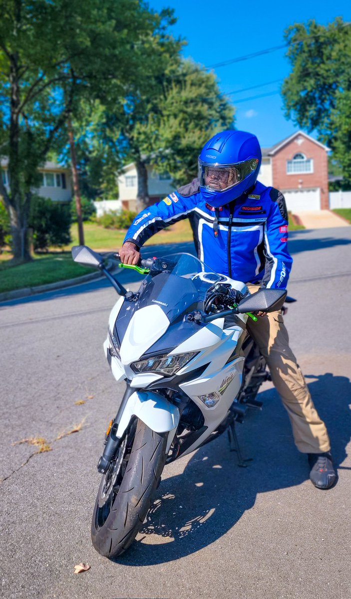 Roger_Muntu's tweet photo. #rmquote: La plupart des gens ne savent pas ce qui se passe autour d'eux parce qu'ils avancent à toute vitesse dans la vie. Et avant même qu'ils ne s'en rendent compte, ils sont déjà vieux. Alors, j'essaie simplement de ralentir.
Jah bless☝🏾
#life #lavie #enjoy #jahbless https://t.co/4FwqpIQNZw