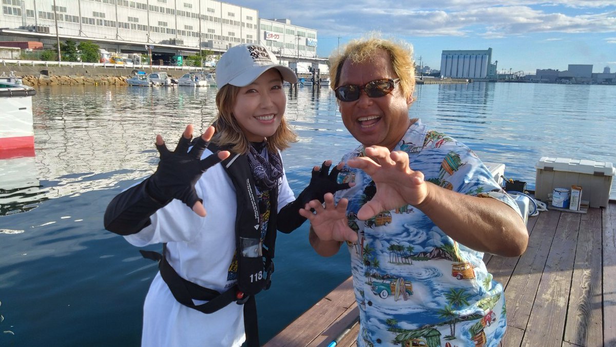 babababa_f's tweet photo. 来週9/13(水)夜10:30～放送の #BABABABA爆釣Fishing は、大阪湾で #ジギング💪
#タチウオパターン で釣れ出してきたという噂を聞きつけ、さぁやと #エバーグリーンインターナショナル の久保さんがやってきました😃
#タチパターン のロングジグで #タチウオ や #青物🐟などを狙います👊
釣果やいかに⁉️ https://t.co/dlFe0sbuPB
