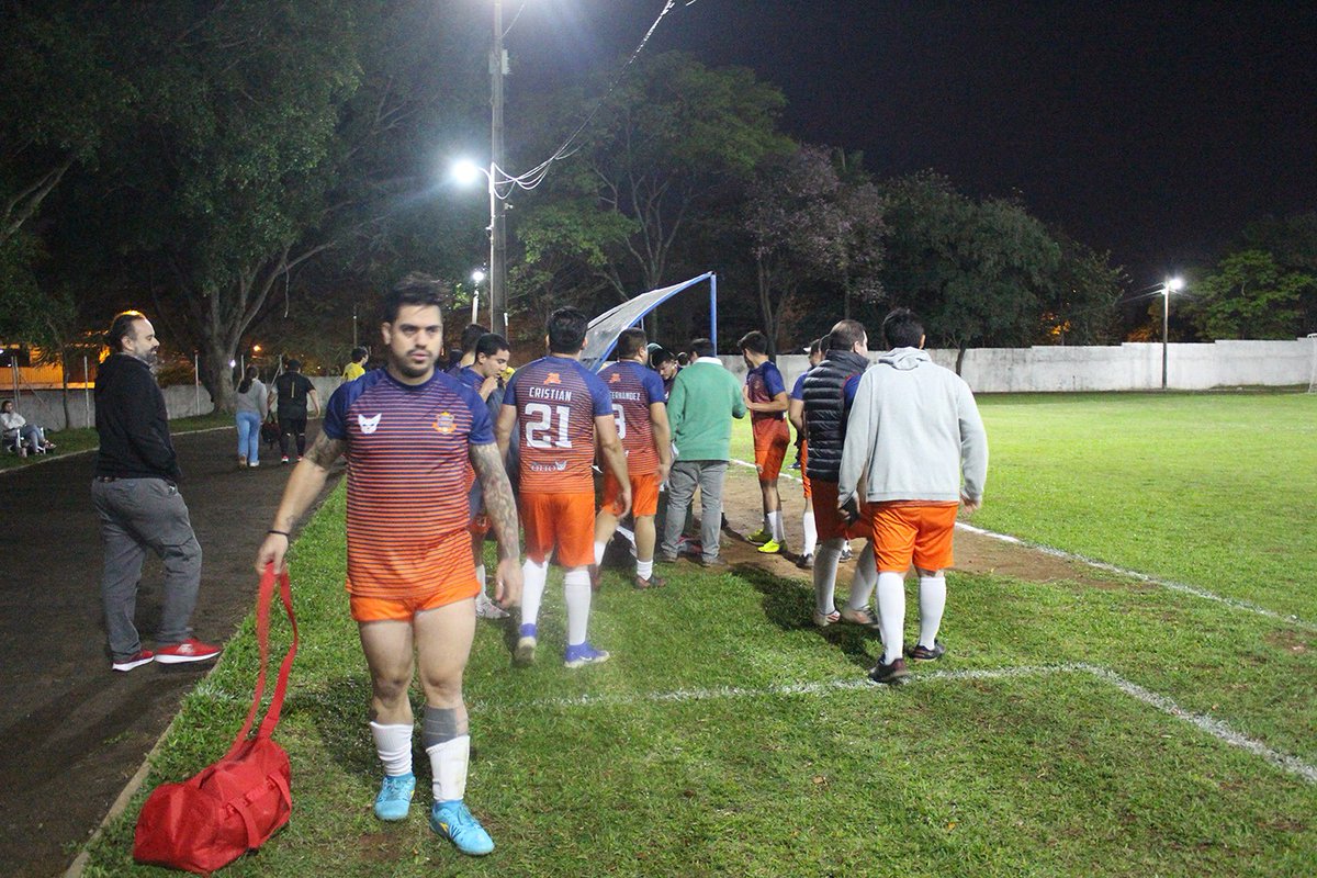 exa2003's tweet image. 💪 Ganó 2003.

Primera fecha del Torneo Clausura de @elmejorexa del país.

 Marcador de 3-2 🆚 @FC2007Oficial

⚽ @rgmendoza85
⚽ @BritosJuank 
⚽ #ElAcróbata (llegó a su gol 190)🔥

🤩 Tras 20 años de espera, @rorruiz
debutó en #LaNaranja 

-20 años de 2003- 
🧡
@exacasjoficial