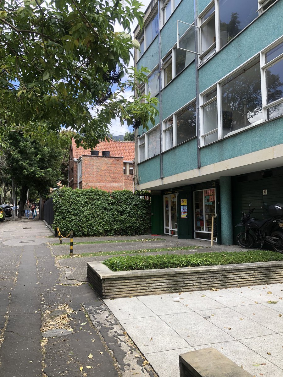 Linamagutierrez's tweet photo. Oigan, hoy descubrí una librería nueva en Quinta Camacho. Vende libros de segunda y la chica que atiende es lo más de gentil. Se llama Lobo de páramo y queda en uno de mis edificios favoritos de Bogotá. https://t.co/HyjUSGwpdV