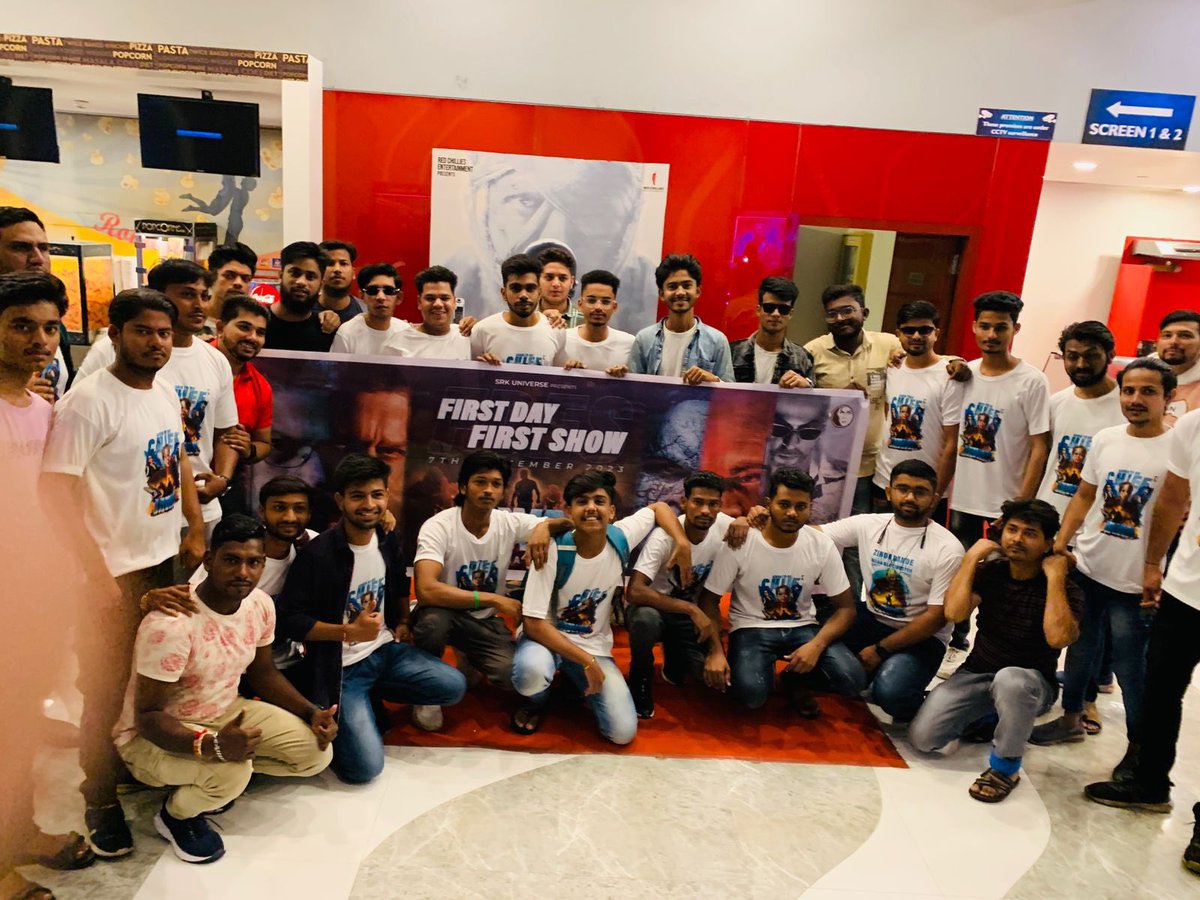 SRKUniverse's tweet photo. The sun isn't the only thing rising in #Jalgaon today. It's the first 6 AM show Of #Jawan, and SRK fans are on cloud nine! ☀️📽️ 

@iamsrk @RedChilliesEnt @Atlee_dir 

#Jawan #JawanFirstDayFirstShow 
#ShahRukhKhan #JawanDay https://t.co/JdQZkgcXJB