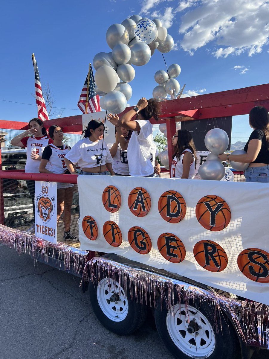 EPHSLadyTigers's tweet photo. Absolute awesome night as a team! Homecoming parade was a success ✅
@ElPasoAthletics @elpasohs @EPISDathletics #ClawToTheTop #VivaLaHigh https://t.co/s9j5yh1fnz