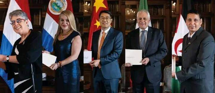 🔴 سفير #الجمهوريةالصحراوية 🇪🇭 يقدم أوراق اعتماده لنائب وزير الخارجية الكولومبي  إلى جانب سفراء كل من الصين  ايطاليا  هولندا  وكوستاريكا .
#الصحراءالغربية #البوليساريو #كولومبيا 
عجيب  الدولة العربية الوحيدة التي لا تعترف بها الجامعة العربية ومع ذلك تعترف بها الدول لغير عربية .