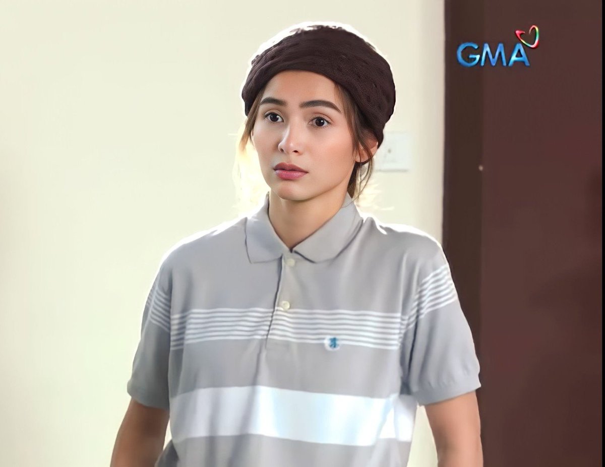 Oh bakit ? 
ang ganda ni jen kayang maki pagsabayan sa may mga foreign blood 👌🏻❤ She's so cute