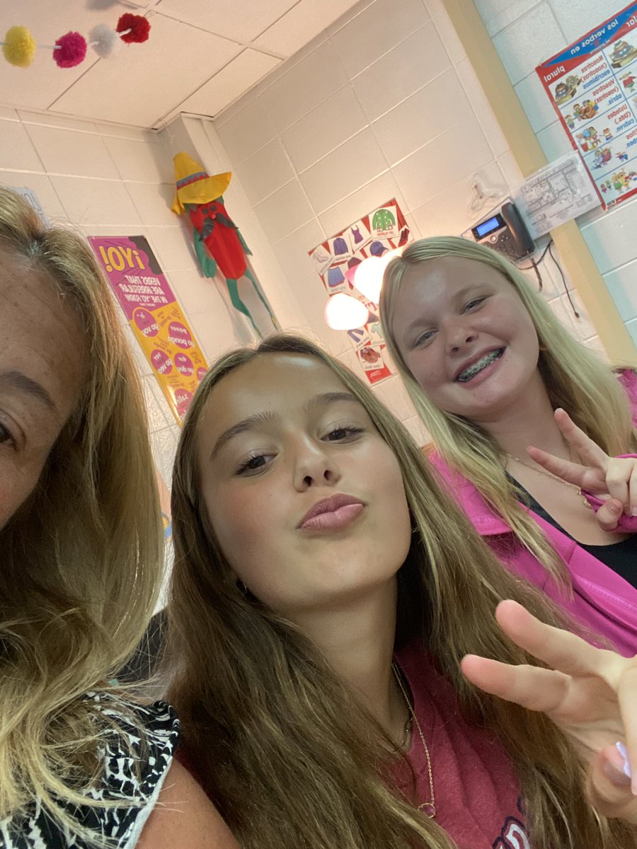 Always a great day En La Clase De Eapañol when Dr. Angelaccio comes in to call out BINGO numbers! #PROUD2BD23 #MAChasPRIDE <a href="/D23MacArthur/">MacArthur M.S.</a> <a href="/PHSD23/">Prospect Hts. SD23</a> <a href="/Dangelaccio/">Don Angelaccio</a>