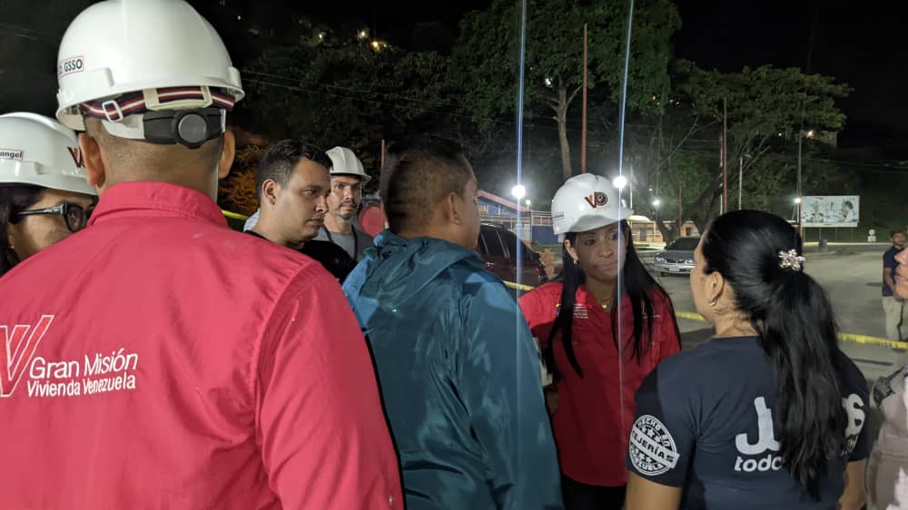 PsuvTejerias's tweet photo. Junto al ministro @IMVillarroel1 nos fuimos a visitar el Urbanismo Renacer de Las #tejerias, verificando sus avances y la consolidación de este espacio para la vivienda y habitat aprobado por @NicolasMaduro para la Aragua bonita de @Soykarinacarpio @regulolacruz https://t.co/fyEqW4KGoZ
