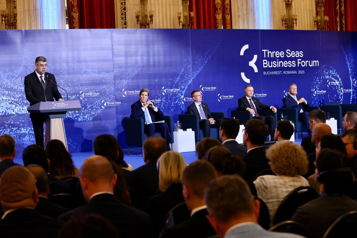 It is an honor to host the #3SI Business Forum in #Bucharest. The #ThreeSeas & thirteen countries play a prominent role for regional economy & security. I welcome all participants to Romania! 🇦🇹 🇧🇬 🇭🇷 🇨🇿 🇪🇪 🇭🇺 🇱🇻 🇱🇹 🇵🇱 🇷🇴 🇸🇰 🇸🇮 🇬🇷 + 🇲🇩 & 🇺🇦