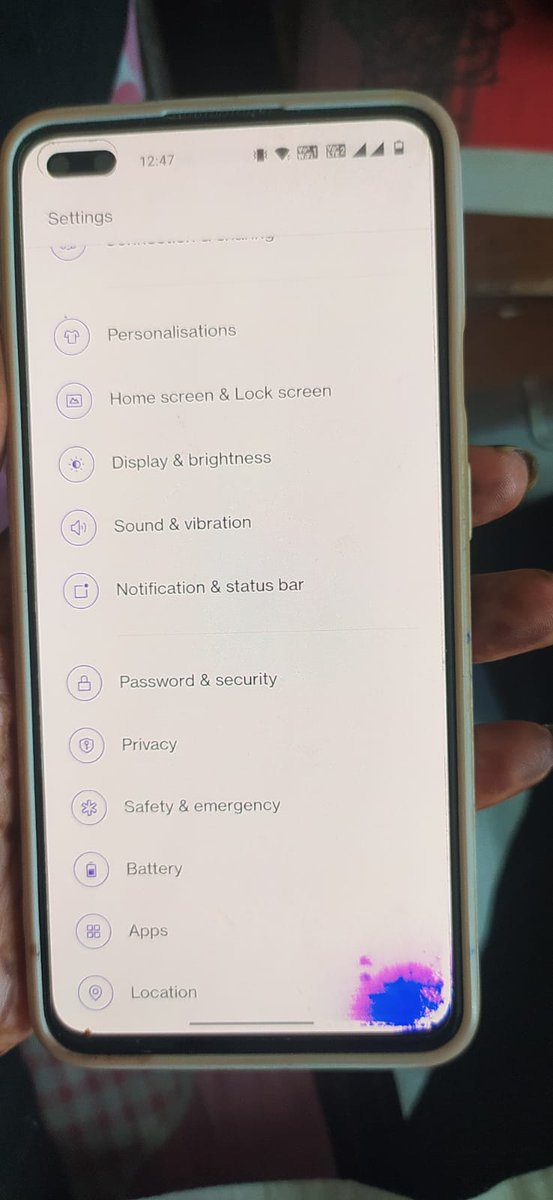 amritas57263117's tweet image. Great way to make people fool At first I was getting that green line and now it's changed into a pink spot you guys are not giving any solution #fraudoneplus @OnePlus_IN @oneplus
