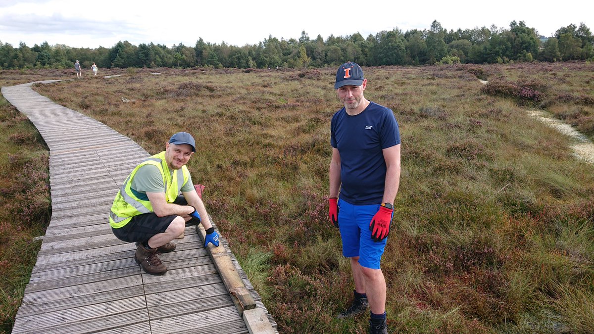 1/2 Helping out with some repairs on the boardwalk at the @abbeyleixbog Knowledge site, Ireland are our team members Drs Josh Cohen & @rggeo. This visit is part of @WaterLANDS_EU twinning arrangement for our peatland restoration work at Great North Bog to learn from others.