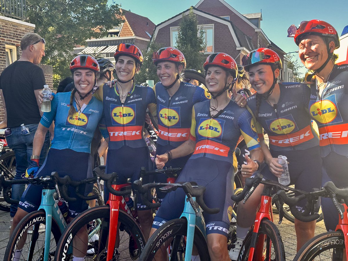 Elisa Balsamo won nipt de sprint van Lorena Wiebes en Charlotte Kool behield de gele leiderstrui, in het mooie Gennep, de noordelijkste stad van Limburg.
⚪️ Van der Duin
🔵 Nooijen
🟡🟢 Kool
🏆 Balsamo
🔴 De Vries
#SLT2023 #uciwwt @GemeenteGennep @LimburgCycling #gennep #limburg