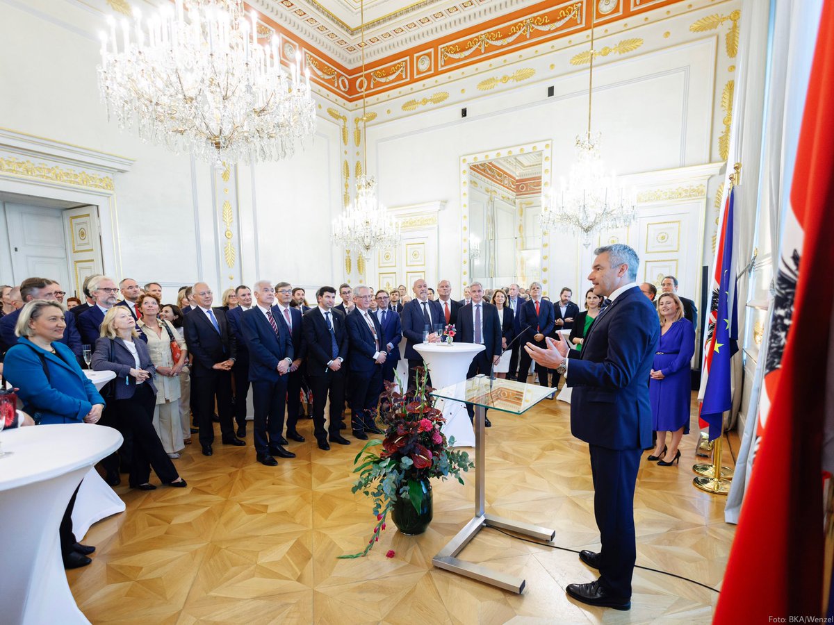 Überall auf der Welt vertreten unsere Botschafterinnen &amp; Botschafter Österreichs Interessen und sind erste Anlaufstellen für Österreicherinnen &amp; Österreicher im Ausland. Einmal im Jahr treffen sie einander in Wien zu einer Konferenz, gestern Abend durfte ich sie im