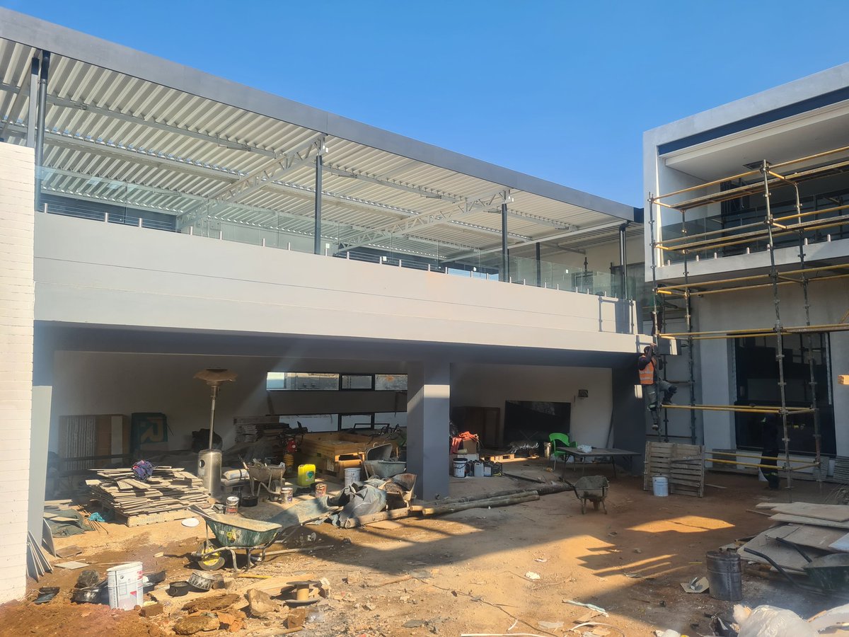 CharmaxGroup's tweet photo. Just funished installing corner aluminium shopfront window,entrance window ,Top garage balastrades,if looking for aluminium any  windows,shopfront and doors ,please contact  us for quote at 0729234363.

#OutlawsShowmax| bafana bafana|Thembekile https://t.co/fEQz1tkZ1L
