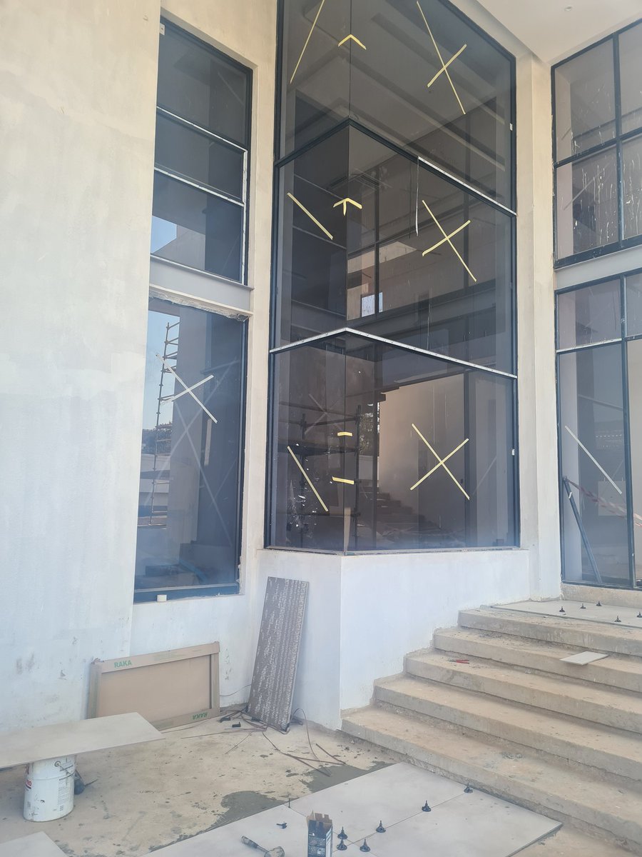 CharmaxGroup's tweet photo. Just funished installing corner aluminium shopfront window,entrance window ,Top garage balastrades,if looking for aluminium any  windows,shopfront and doors ,please contact  us for quote at 0729234363.

#OutlawsShowmax| bafana bafana|Thembekile https://t.co/fEQz1tkZ1L