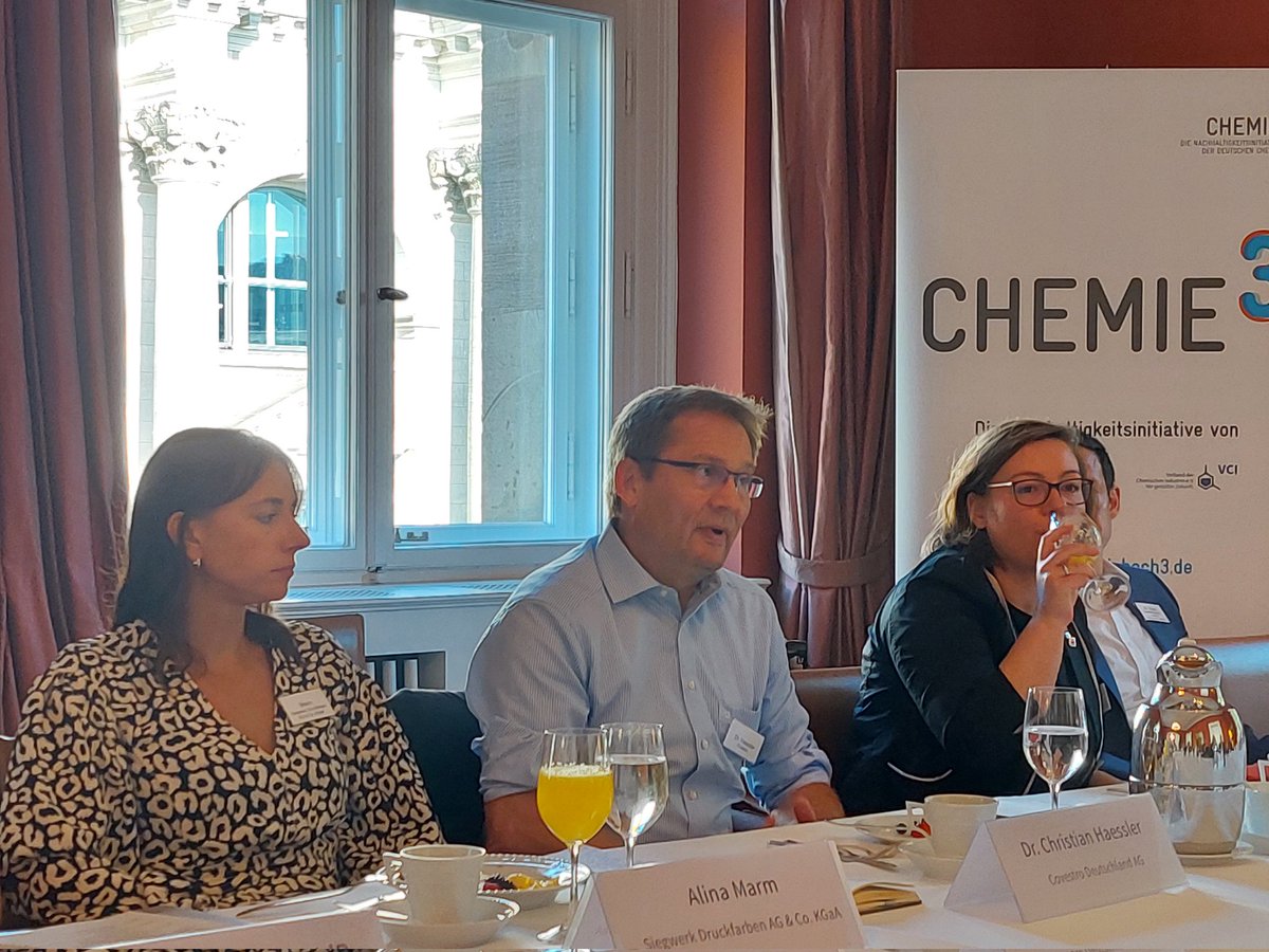 FrankHoltrup's tweet image. Christian Haessler legt bei #ChemieHoch3 die Schritte dar, wie @covestro #fullycircular werden wird: wir brauchen alternative Rohstoffe, neue Recycling-Verfahren und grüne Energie.  An allen Punkten arbeiten wir. @chemieverband @igbce @BAVChemie #ChemicalRecycling