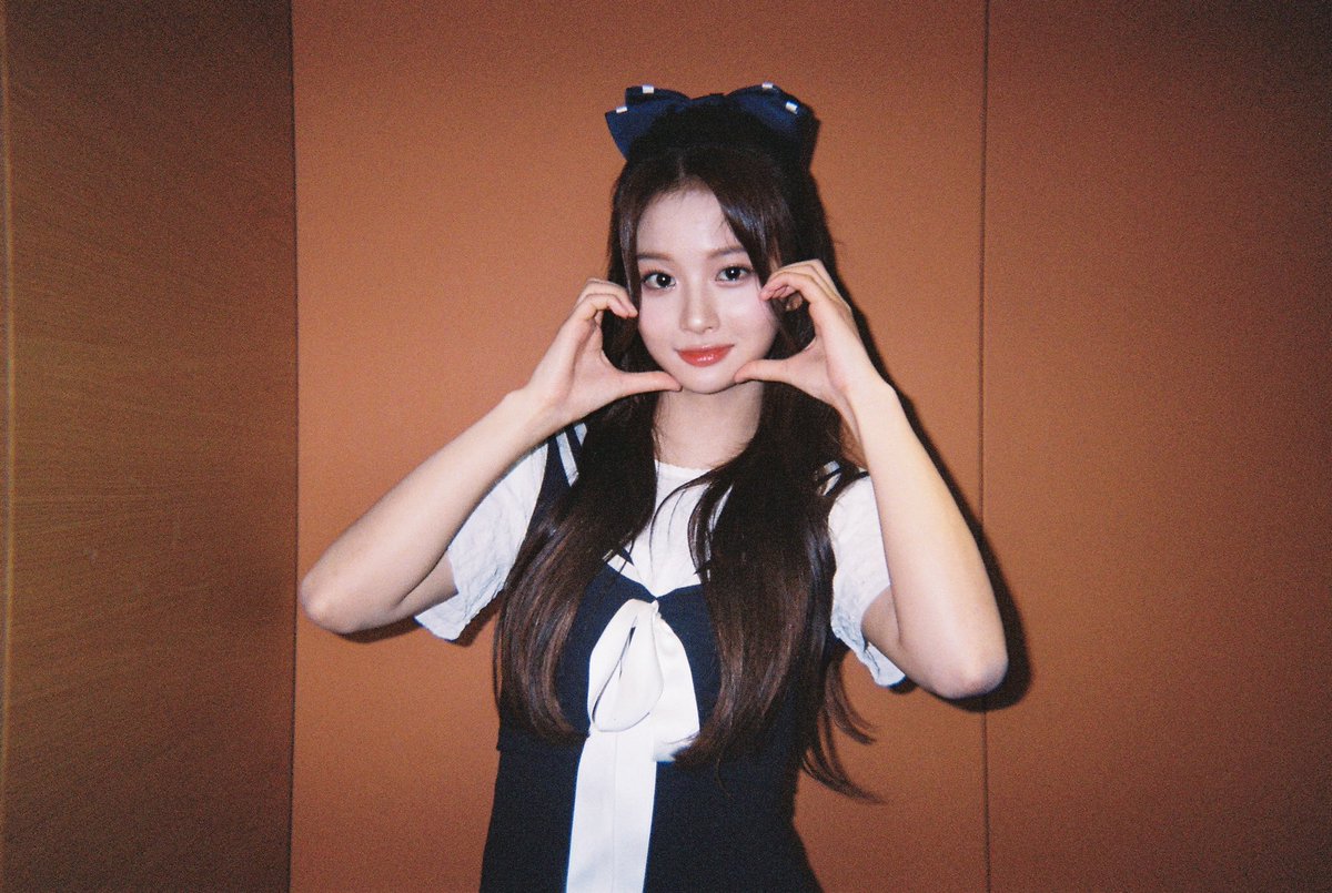 NMIXXFRANCE's tweet photo. @NMIXX_official 🐦 ⋮ 07.09.23

#SULLYOON — Des photos de Sullyoon prises à l'occasion de plusieurs émissions du music core ont été partagé sur le compte du groupe 

[📸] #N_SNAP 🚨 in MBC 쇼! #음악중심

⤹ 🦘
꒦꒷@NMIXX_official › #NMIXX https://t.co/mPffUxASJm
